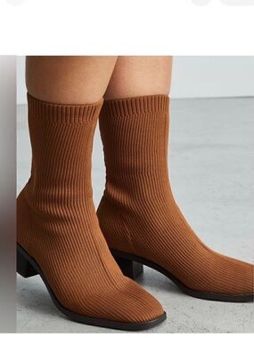 Everlane The High-Ankle Glove Boots in the "Toffee" 7-7.5